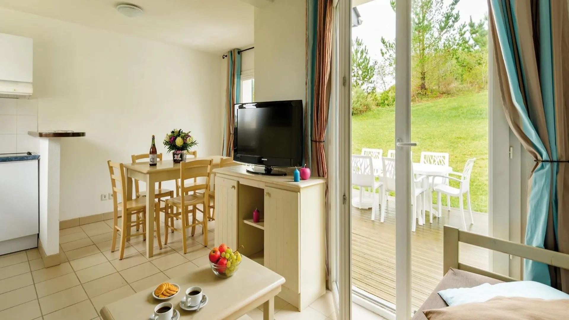 Pleasant Breton Holiday Home Near The Bay Of Douarnenez Crozon