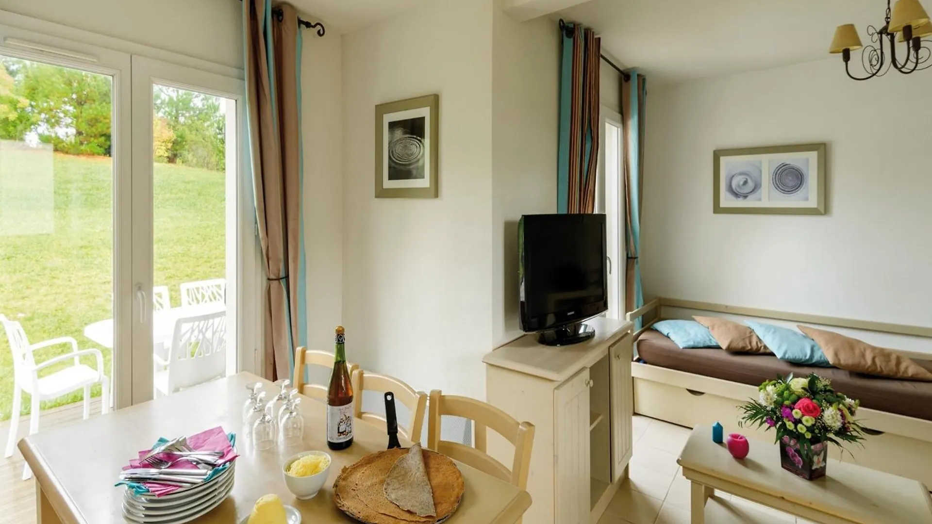 Pleasant Breton Holiday Home Near The Bay Of Douarnenez Crozon France