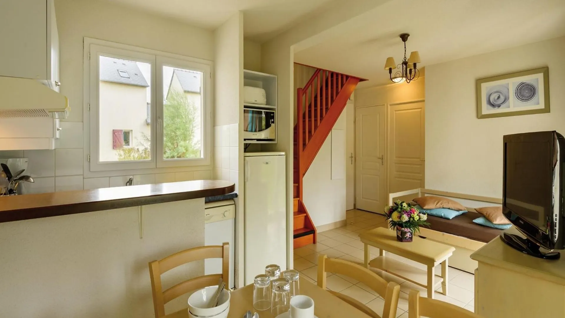 Pleasant Breton Holiday Home Near The Bay Of Douarnenez Crozon