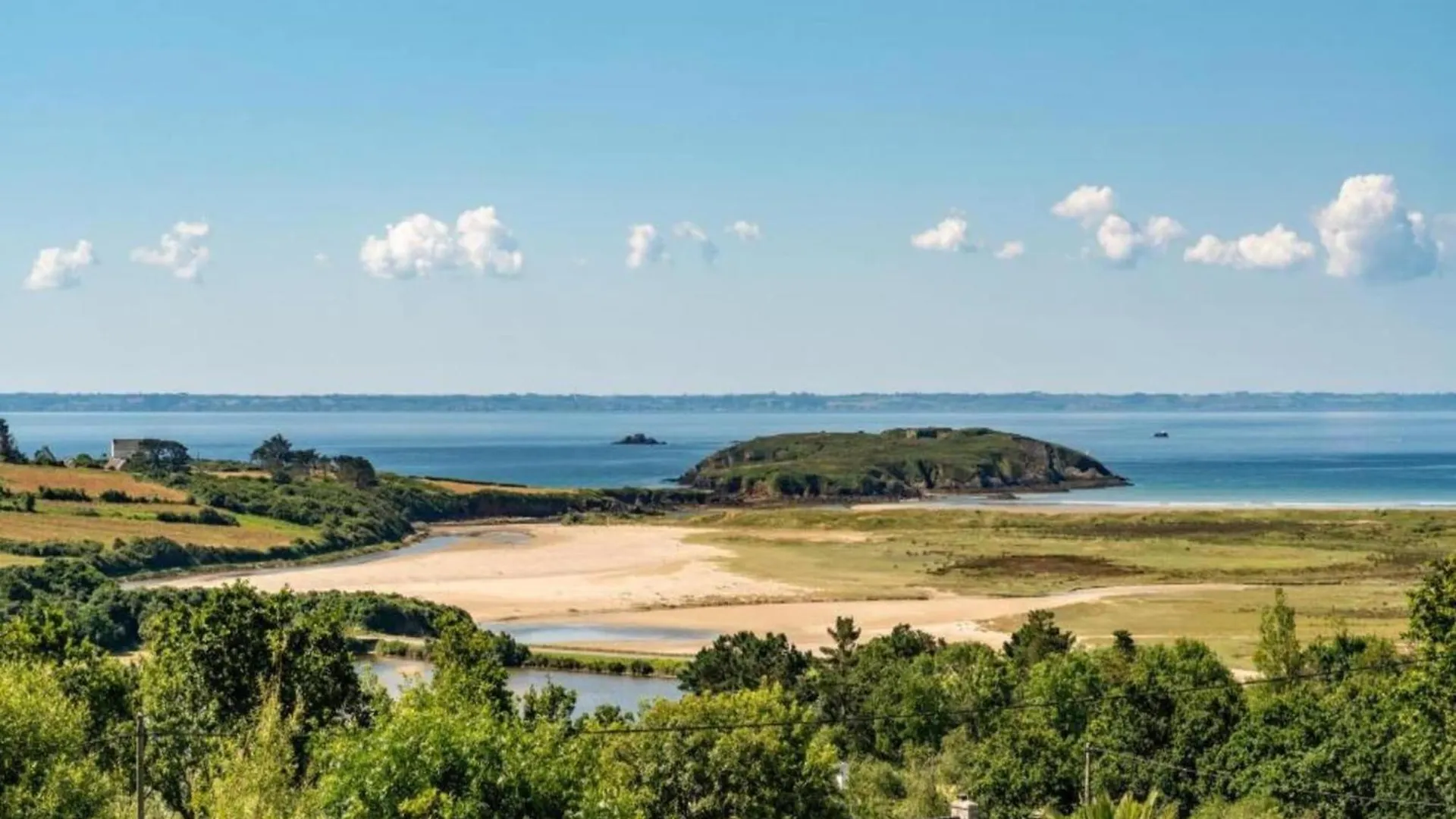 Pleasant Breton Holiday Home Near The Bay Of Douarnenez Crozon